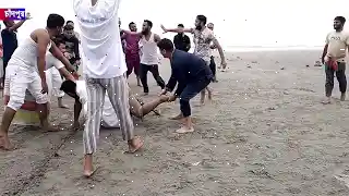 নারায়ণগঞ্জ মহানগররী বন্ধু মহলের পক্ষ থেকে নৌ-বিহারে গিয়ে হাডুডু খেলা।